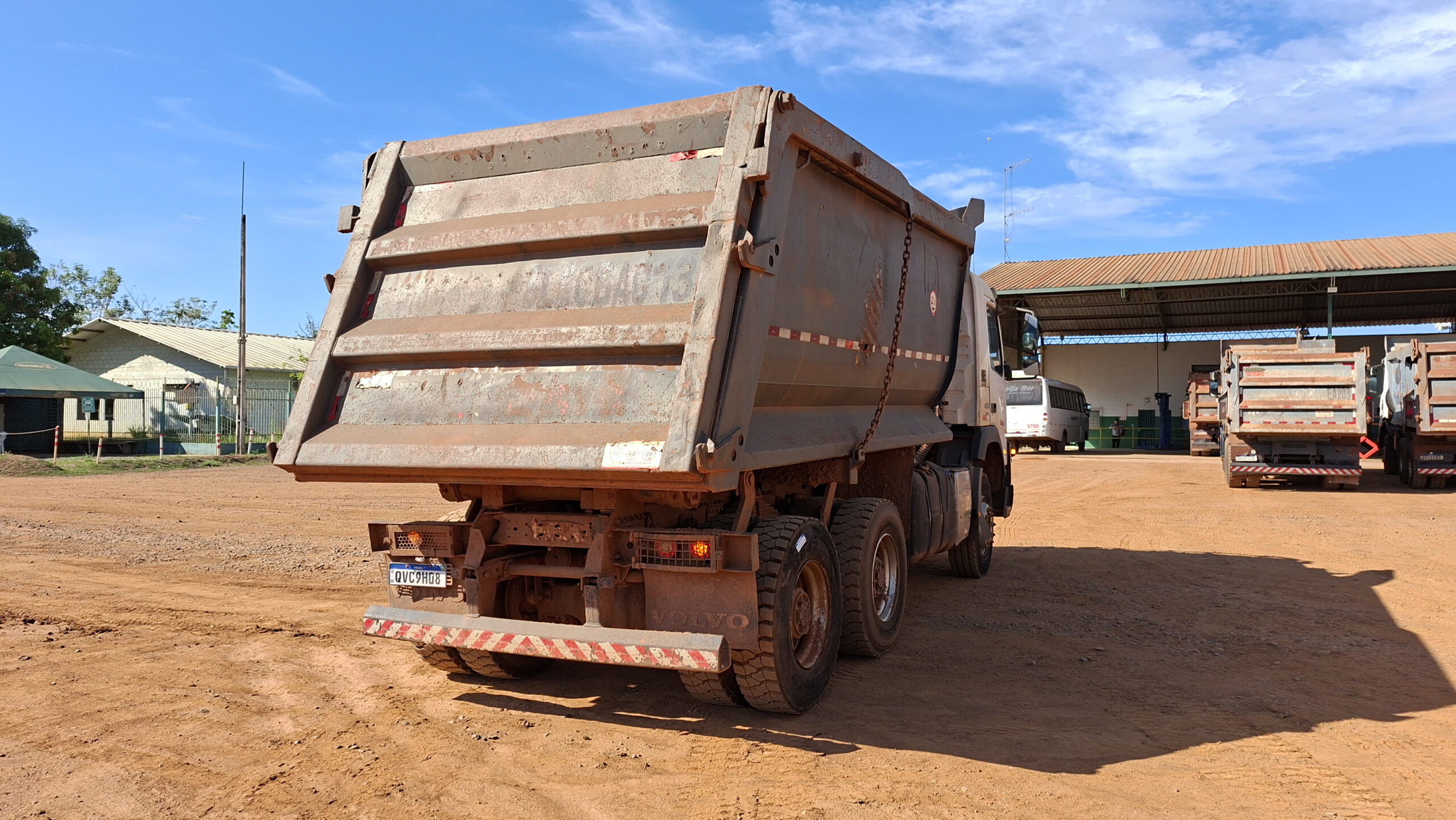 Caminhão Basculante – FM 460 6x4R